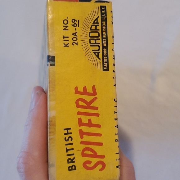 Aurora Vintage Famous British Spitfire #20A-69 1/4 Model Kit - Picture 5 of 10